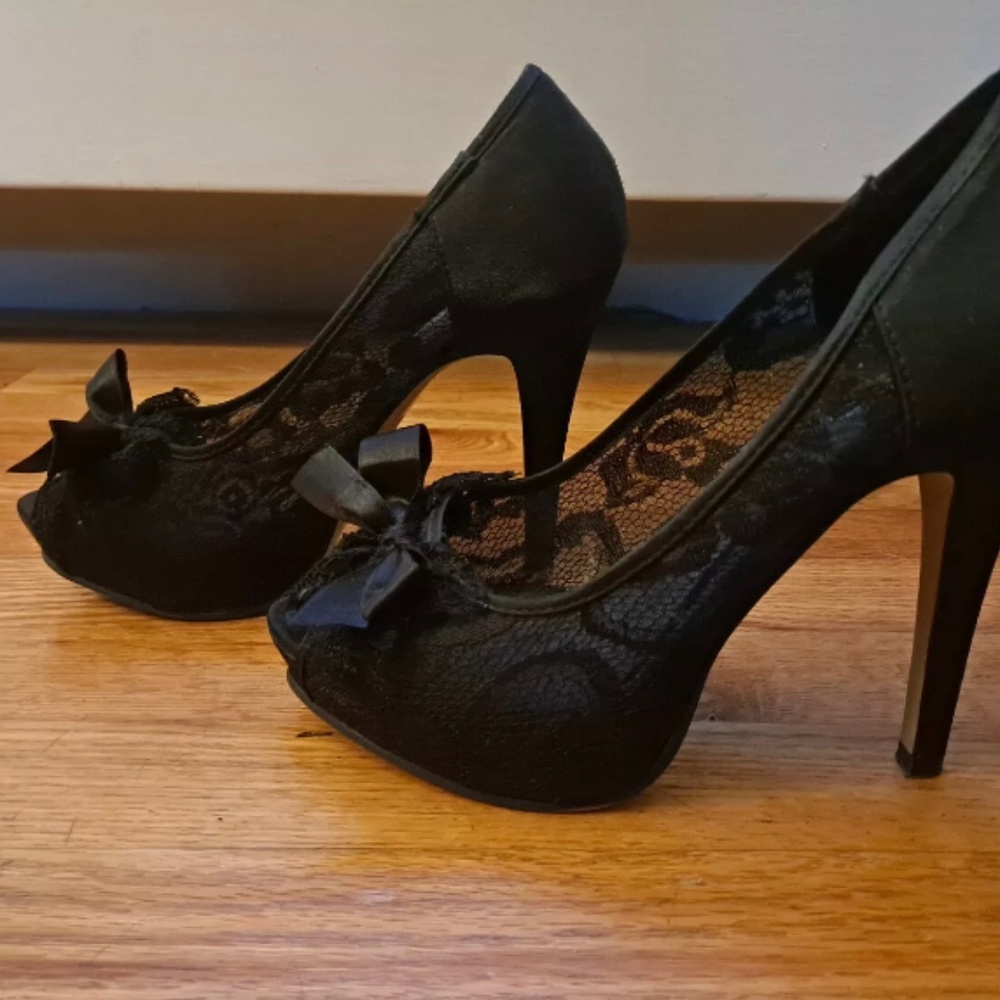 Aldo Black Satin / Lace Peep-Toe Pumps / Heels w/ Bow Women's Size 7.5 / 38